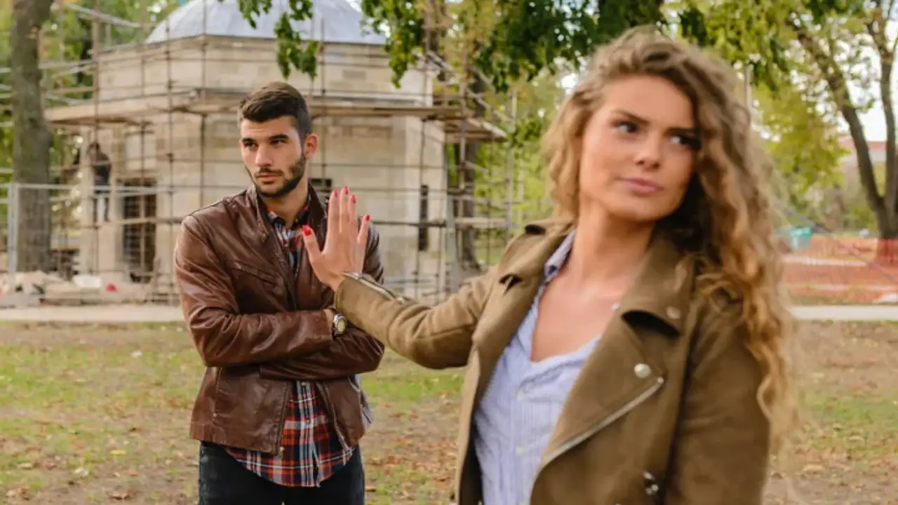 4 'Bench Dating' red flags to watch out for