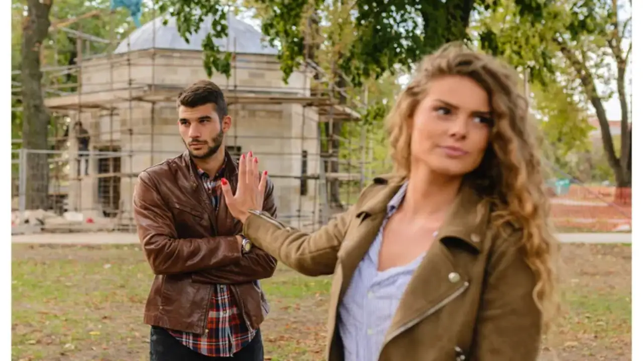 4 'Bench Dating' red flags to watch out for