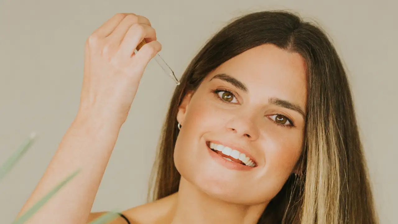 15 Best essential oils for skin under Rs. 1700 to tackle the signs of aging well 