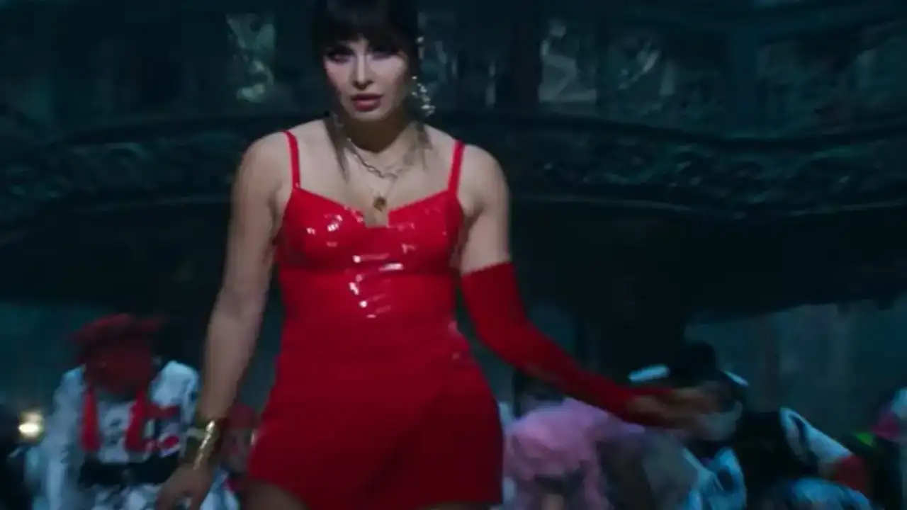 Phone Bhoot Song Kinna Sona: Katrina Kaif shows off sizzling moves in latex dress; Ishaan-Siddhant dance along