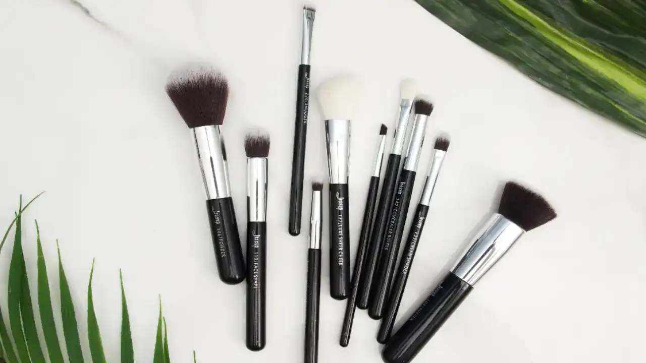 7 Best Diwali Hampers to Steal at Great Discounts from Amazon Great Indian Festival Sal...