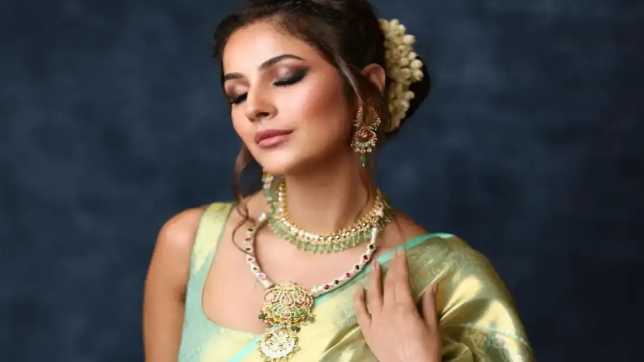 Shehnaaz Gill's aqua green kanjivaram saree and gajra is your perfect pick for Diwali 2...