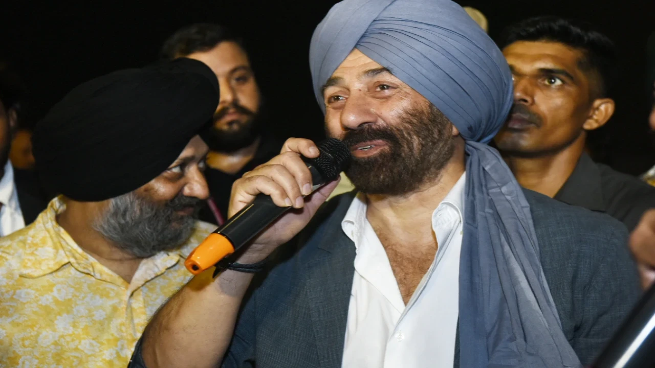 Gadar re-releases in theatres: Sunny Deol's fans go gaga as he recites his iconic dialo...