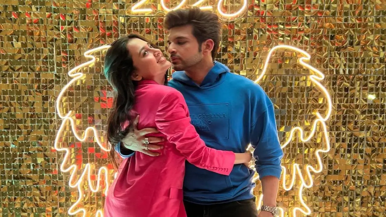 Tejasswi Prakash kisses Karan Kundrra on Naagin 6 sets; Check how actor takes sweet revenge