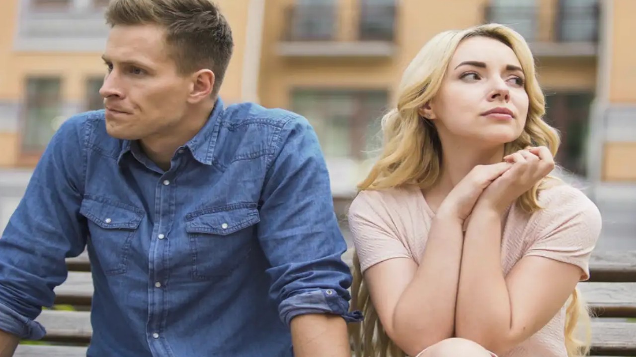 Signs It's Time to Walk Away from A Relationship And Find Happiness for Yourself