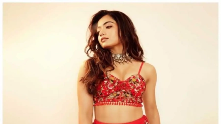 5 PHOTOS of Rashmika Mandanna owning the ramp in a ravishing red embellished lehenga